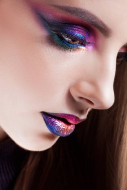 Lüks mavi tonları şaşırtıcı parlak göz makyajı. Parlak makyaj, güzel genç kadınla hor