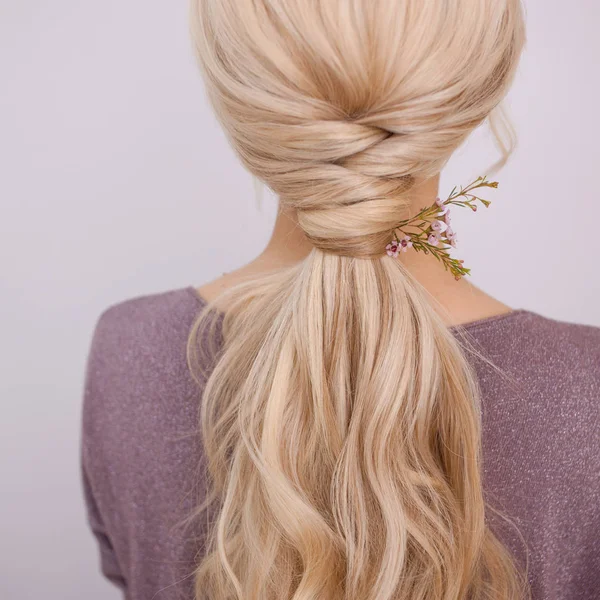 Retrato de uma jovem mulher elegante com cabelo loiro. Penteado na moda — Fotografia de Stock