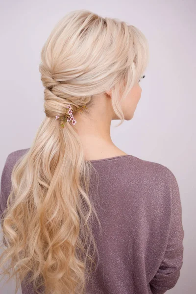 Retrato de uma jovem mulher elegante com cabelo loiro. Penteado na moda — Fotografia de Stock