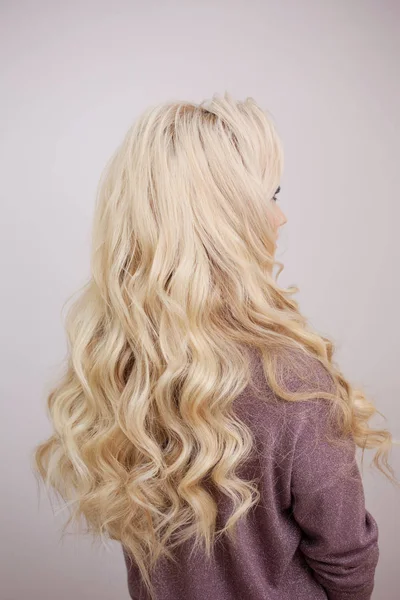 Rückseite der Blondine mit langen luxuriösen Locken. — Stockfoto