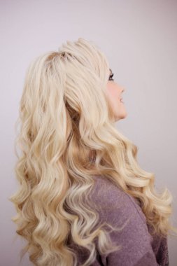 Sarışın uzun lüks bukleler ile arkadan görünüm.