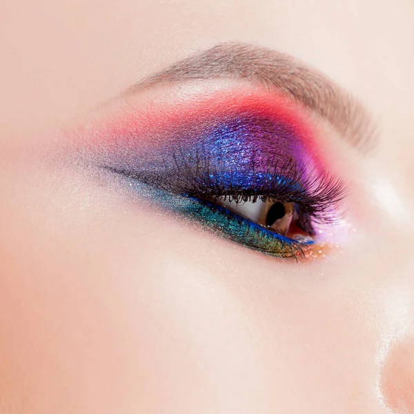 Incrível maquiagem olho brilhante em tons azuis luxuosos. Cor rosa e azul, sombra colorida — Fotografia de Stock