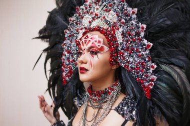 Yaratıcı bir bakmak genç güzel bir kadın portresi. Karnaval ve dans tarzı.