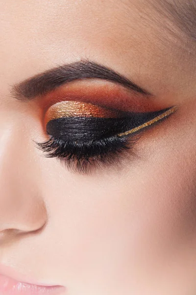 Amazing Bright eye makeup with a wide arrow. Brown and gold tones, colored eyeshadow — Stock Photo, Image