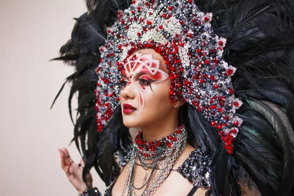 Retrato de una joven hermosa mujer en un aspecto creativo. El estilo de carnaval y baile . —  Fotos de Stock