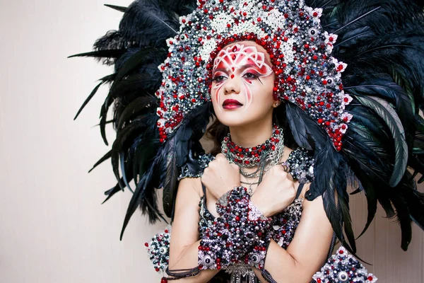 Retrato de uma jovem mulher bonita em um olhar criativo. O estilo de carnaval e dança . — Fotografia de Stock