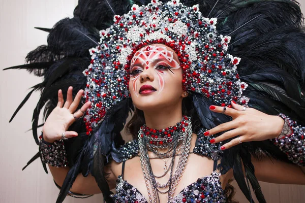 Retrato de uma jovem mulher bonita em um olhar criativo. O estilo de carnaval e dança . — Fotografia de Stock