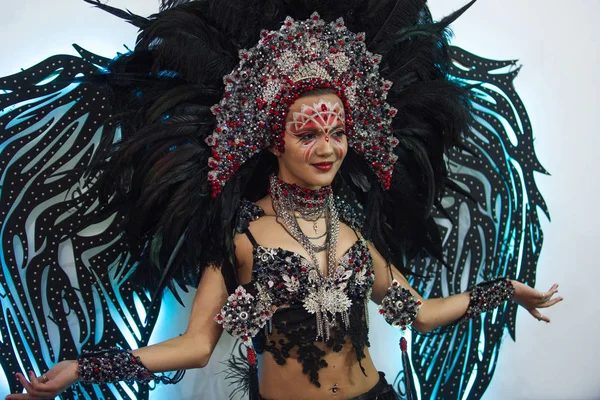 Portrait of a young beautiful woman in a creative look. The style of carnival and dancing. — Stock Photo, Image