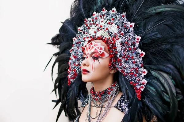 Portret van een jonge mooie vrouw in een creatieve blik. De stijl van carnaval en dansen. — Stockfoto
