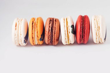 Zarif Fransız tatlılar. Renkli macaron şekerlemeler renkler ve Topingler tarafından dekore edilmiş kümesi.