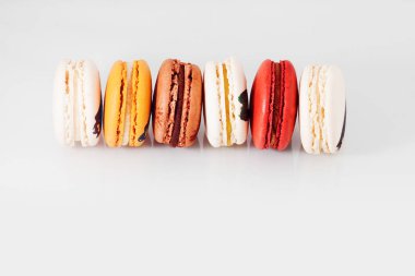 Zarif Fransız tatlılar. Renkli macaron şekerlemeler renkler ve Topingler tarafından dekore edilmiş kümesi.