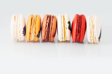 Zarif Fransız tatlılar. Renkli macaron şekerlemeler renkler ve Topingler tarafından dekore edilmiş kümesi.