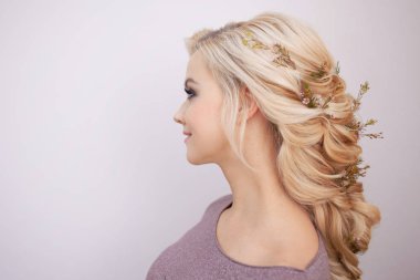 Sarışın saçlı nazik genç kadın portresi. Son moda saç modeli