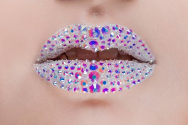 dudaklar parlayan rhinestones ile kaplı. Güzel bir kadınla beyaz ruj dudakları kavramı kozmetik