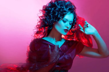 Femme fatale dans, parlak tonlama, mavi ve kırmızı renk ile portre Studio.