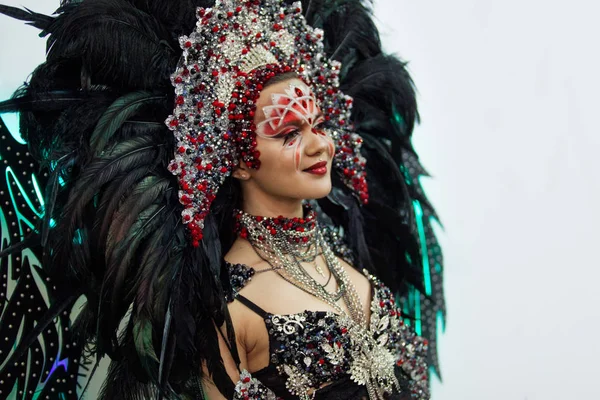 Retrato de una joven hermosa mujer en un aspecto creativo. El estilo de carnaval y baile . —  Fotos de Stock