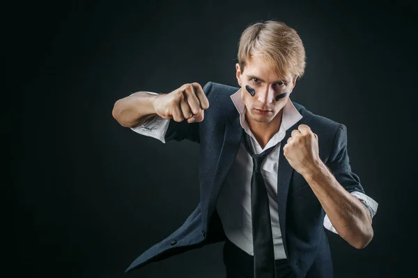 Egy fiatal férfi, egy öltöny feltűrt ujjú és a boksz. Agresszív business, fogalma. Üzletember — Stock Fotó