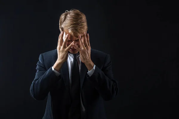 Hombre de negocios deprimido. Deprimido, problemas de trabajo y crisis económica. Concepto sobre negro — Foto de Stock