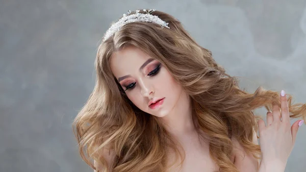 Jovem noiva encantadora com penteado de luxo. Mulher bonita em vestido de noiva. Penteado com cachos fofos . — Fotografia de Stock