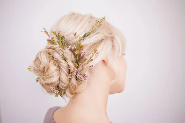 Élégantes coiffures de femmes pour cheveux blonds . — Photo