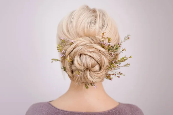 Elegante vrouwen kapsels voor blond haar. — Stockfoto