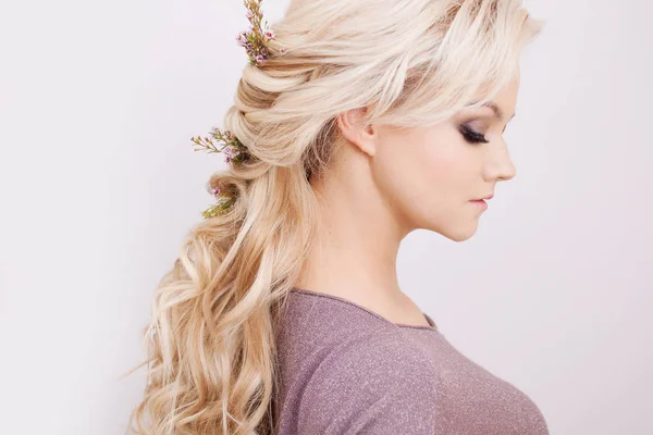 Retrato de uma jovem mulher elegante com cabelo loiro. Penteado na moda — Fotografia de Stock