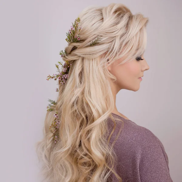 Retrato de uma jovem mulher elegante com cabelo loiro. Penteado na moda — Fotografia de Stock