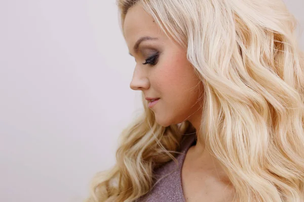 Charmante Blondine mit luxuriösen blonden Locken. Haarschönheit — Stockfoto
