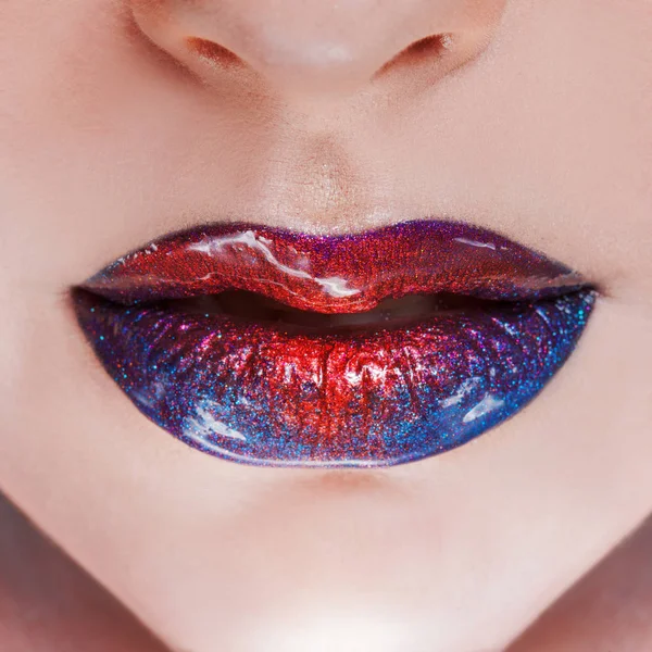 Delicioso maquillaje labial, transiciones multicolores. Hermosos labios de las mujeres con lápiz labial brillante, maquillaje elegante brillante — Foto de Stock