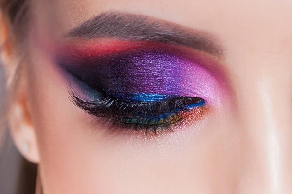 Incroyable maquillage des yeux lumineux dans des tons bleu luxueux. Couleur rose et bleue, fard à paupières coloré — Photo