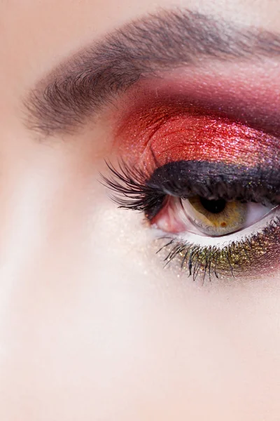 Erstaunliche helle Augen Make-up in luxuriösen scharlachroten Tönen. rosa und blaue Farbe, farbiger Lidschatten — Stockfoto