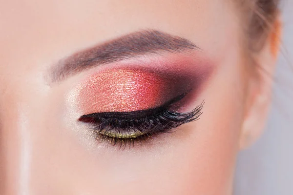 Incrível maquiagem de olhos brilhantes em luxuosos tons escarlate. Cor rosa e azul, sombra colorida — Fotografia de Stock