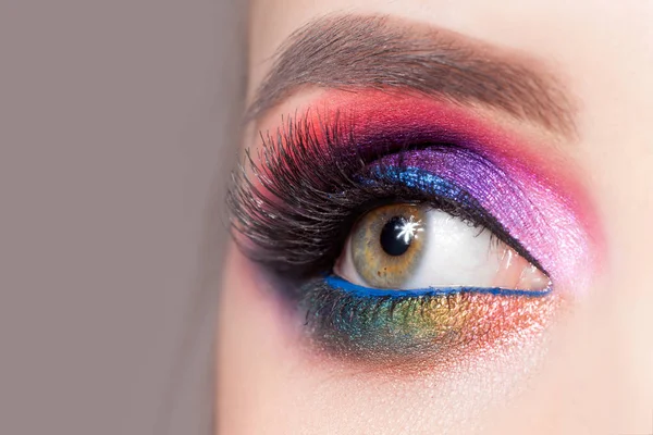 Increíble maquillaje de ojos brillantes en lujosos tonos azules. Color rosa y azul, sombra de ojos de colores —  Fotos de Stock