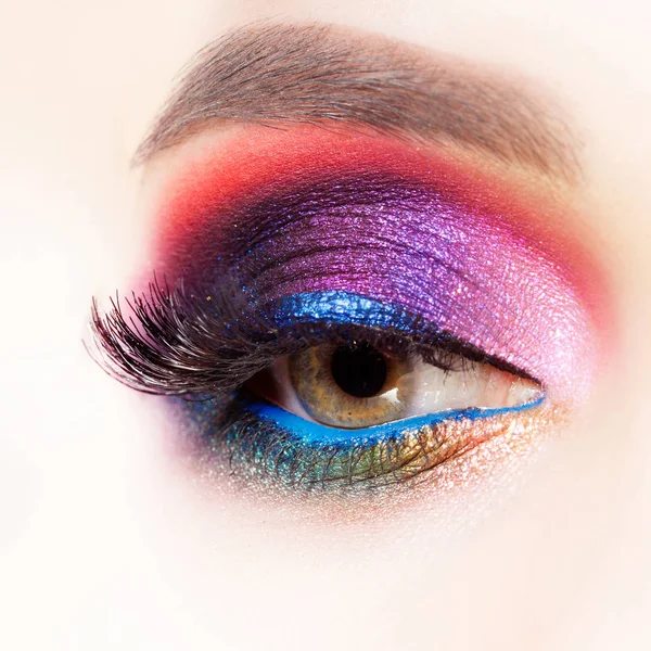 Καταπληκτικό φωτεινά μάτια μακιγιάζ σε πολυτελή μπλε αποχρώσεις. Ροζ και μπλε χρώμα, χρώμα σκιά ματιών — Φωτογραφία Αρχείου