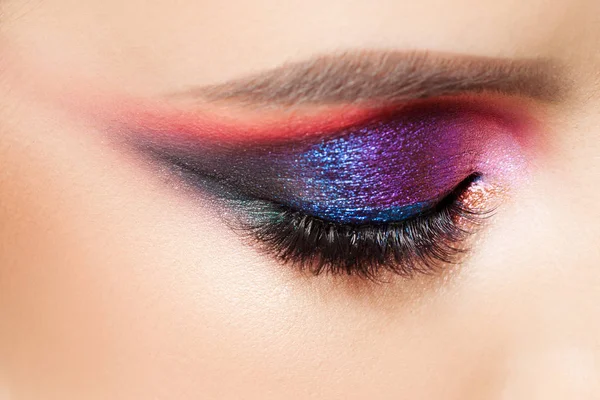 Niesamowite makijaż oczu jasne w luksusowe odcienie niebieskiego. Różowy i niebieski kolor, kolorowe cienie do powiek — Zdjęcie stockowe