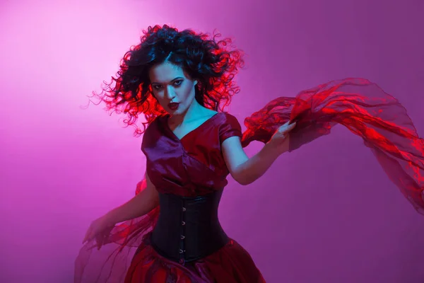 Femme fatale χορό, πορτραίτο σε στούντιο με φωτεινά τόνωση, μπλε και κόκκινο χρώμα. — Φωτογραφία Αρχείου