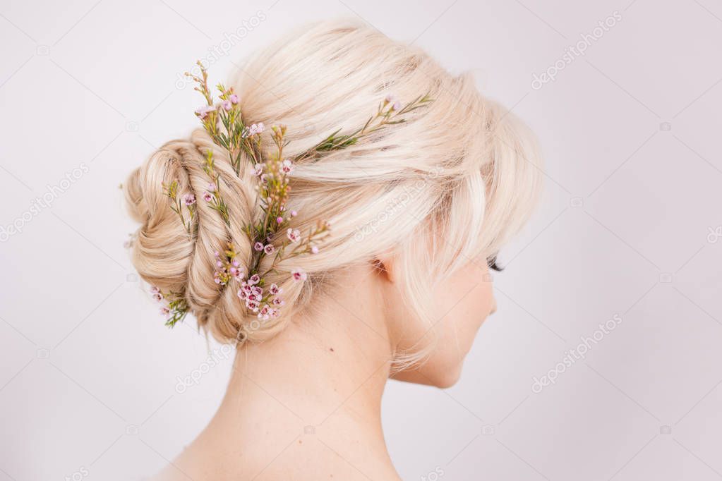Elegant women's hair styles for blonde hair.