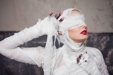 Anne kız gözü kapalı. Bandaj onu vücudun her yerinde bir genç güzel kadın portresi