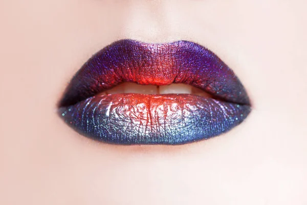 Reizvolles Lippenschminken, bunte Übergänge. schöne Frauenlippen mit hellem Lippenstift, grellem, stylischem Make-up — Stockfoto