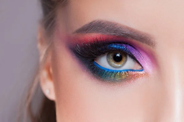 Удивительный яркий макияж глаз в синих тонах. Розовый и синий цвет, цветные тени для век — стоковое фото