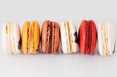 Farklı dolguları ile zarif Fransız tatlılar. Renkli macaron kümesi