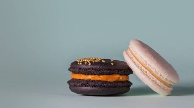 Parlak lezzetli kurabiye. Fransız tatlılar. beyaz ve siyah kek