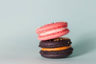 Parlak lezzetli kurabiye. Fransız tatlılar. Pembe ve siyah kek