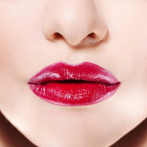 Labios de mujer con lápiz labial rojo brillante, color rico y textura brillante, brillo labial usado . — Foto de Stock