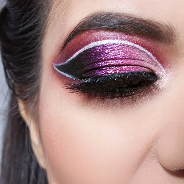 Amazing Bright eye makeup. Eye shadow with a purple tint and an unusual white arrow — Stock Photo, Image