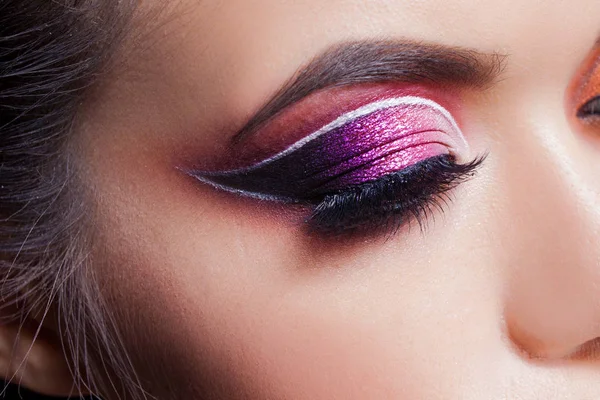 Incroyable maquillage des yeux lumineux. Ombre à paupières avec une teinte violette et une flèche blanche inhabituelle — Photo