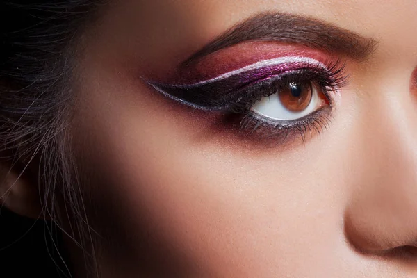 Incrível maquiagem de olhos brilhantes. Sombra de olhos com uma tonalidade roxa e uma seta branca incomum — Fotografia de Stock