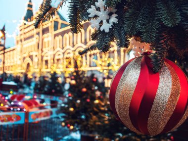 Moskova 'daki Kızıl Meydan' da yeni yıl panayırı. Şölen dekoru. Noel süslemesi