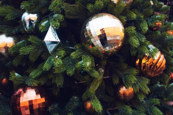 Sfondo natalizio. Albero di Natale decorato con palline d'oro e argento — Foto Stock