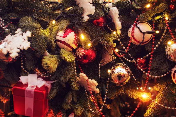Splendida ghirlanda di Capodanno sull'albero di Natale. Albero di Natale decorato con palline d'oro e argento — Foto Stock